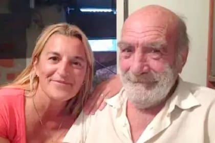 El hombre amputado junto a su hija