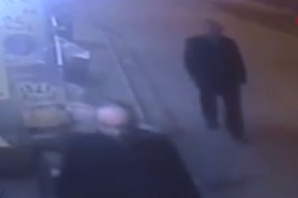 El hombre apareció caminando en medio de la calle y salvó al comerciante de un accidente