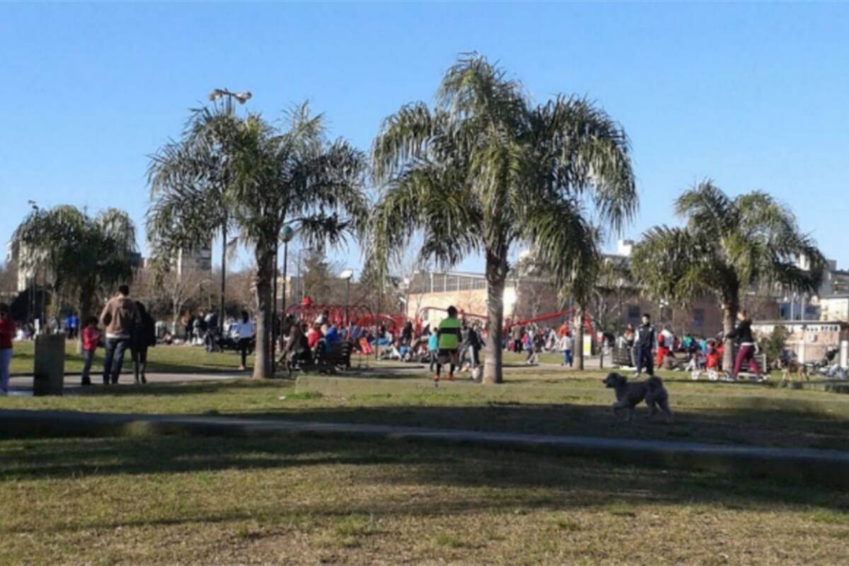 El hombre atacó a las jóvenes en la Plaza Irala