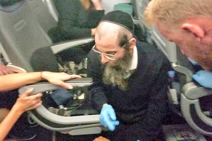 El hombre atendió a la enferma en pleno vuelo