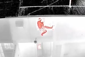 Amenazó con un arma a su familia, se atrincheró y fue detenido gracias al uso de drones con cámaras térmicas
