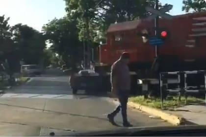El hombre caminó unos pasos para alejarse de las vías y el tren del Belgrano Norte colisionó contra su vehículo