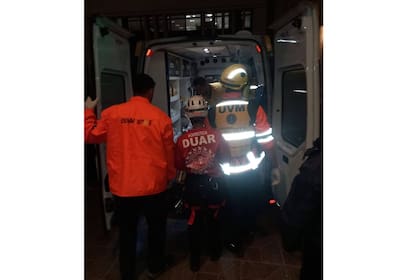 El hombre cayó a un segundo piso, gracias a un pequeño techo en el segundo piso de una propiedad lindante