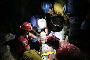 El hombre cayó de seis metros de altura y solo se fracturó dos brazos