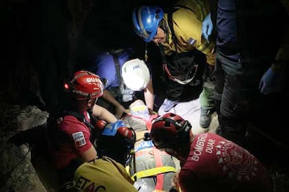 El hombre cayó de seis metros de altura y solo se fracturó dos brazos