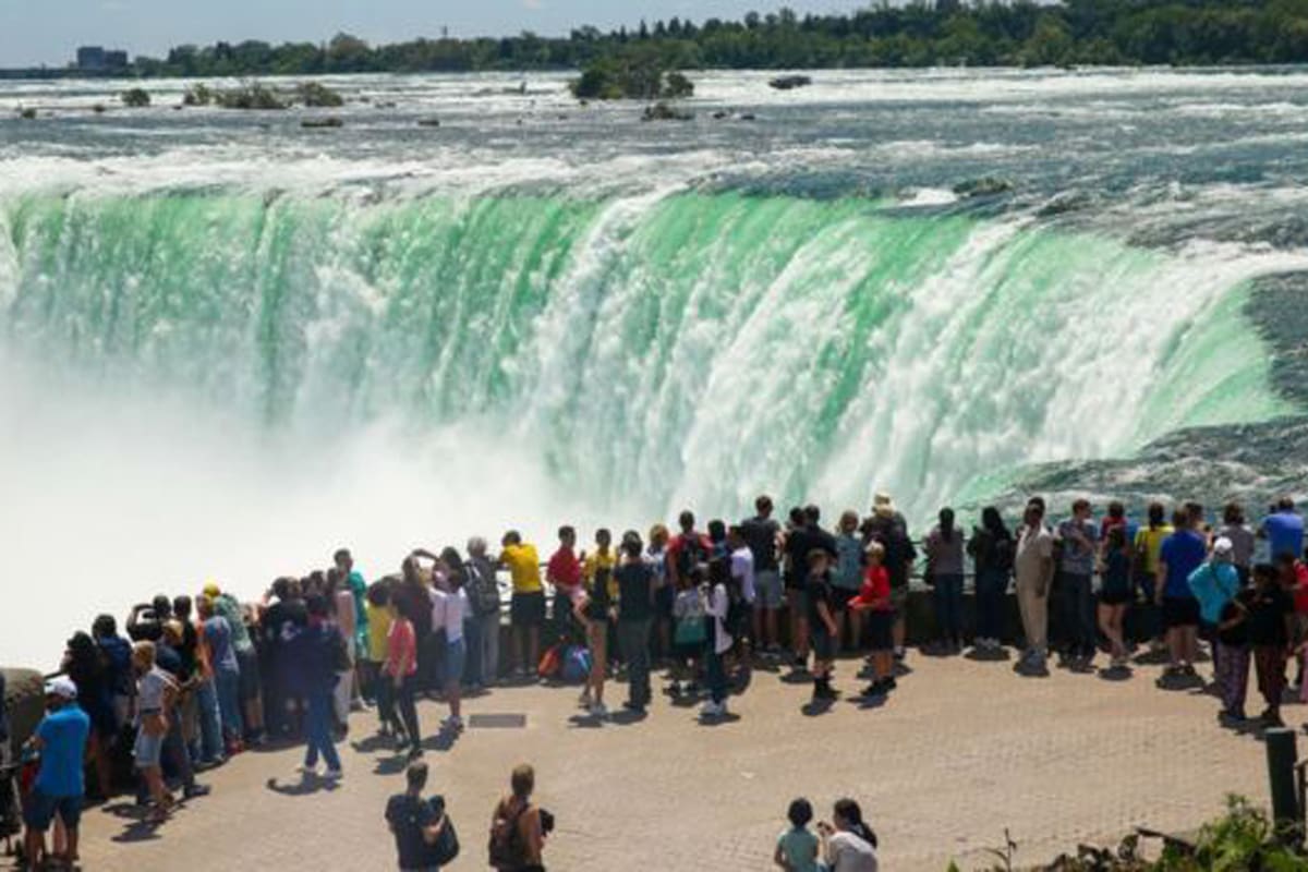 El hombre cayó más de 50 metros en la cascada más grande de las cataratas del Niágara y se salvó