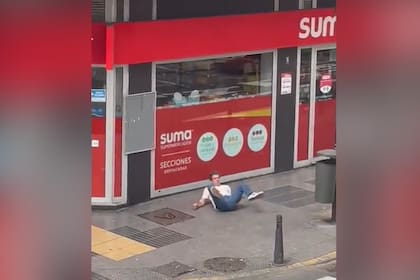 El hombre cayó y se enfrentó a un tacho de basura (Captura video)