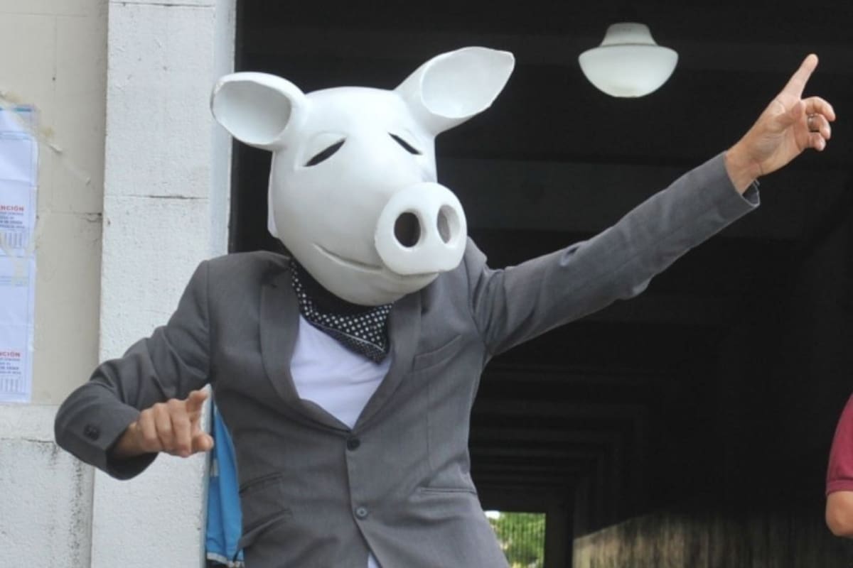 El hombre chancho esperó a Mauricio Macri cuando fue a votar en Palermo