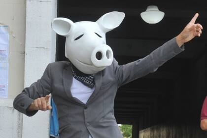 El hombre chancho esperó a Mauricio Macri cuando fue a votar en Palermo