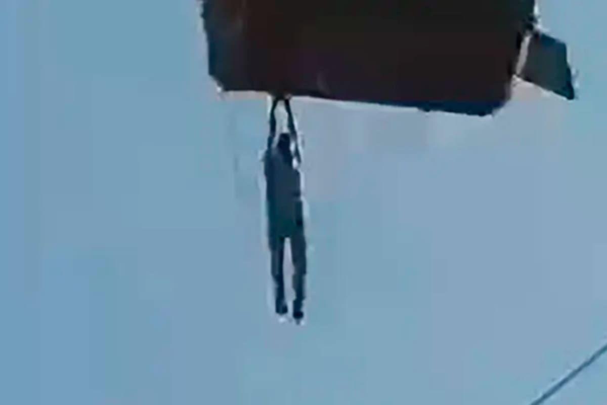 El hombre colgado del globo segundos antes de caer