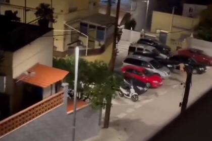 El hombre corrió desnudo por las calles tras ser descubierto con su amante  (Captura video)