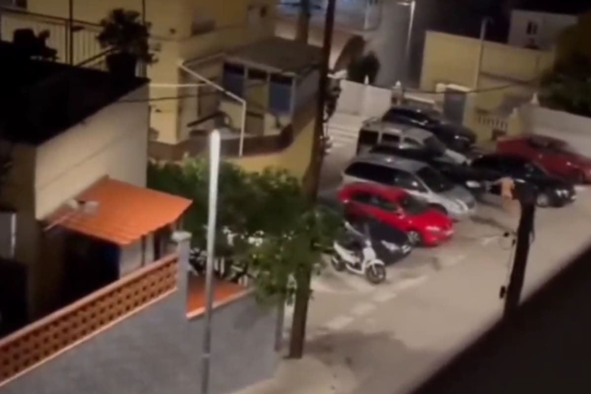 El hombre corrió desnudo por las calles tras ser descubierto con su amante (Captura video)