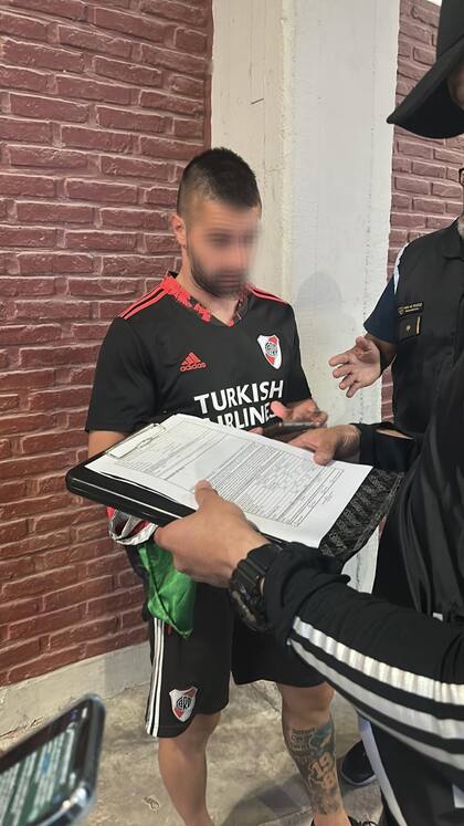 El hombre de 32 años fue multado por infringir una contravención.