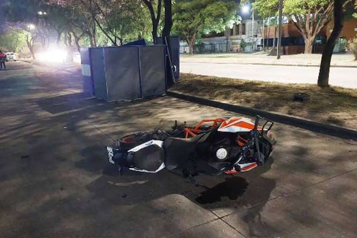El hombre de 43 años intentó escapar del robo pero murió al chocar con su moto
