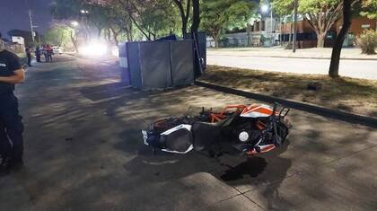 El hombre de 43 años intentó escapar del robo pero murió al chocar con su moto
