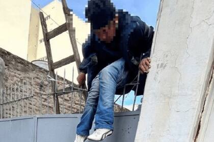 El hombre de 43 años quedó enganchado de la reja de un domicilio cuando intentaba escapar