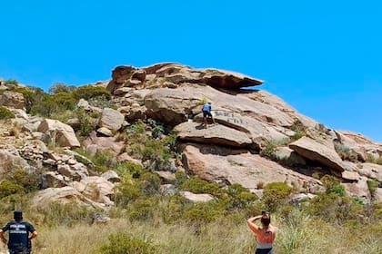 El hombre de 50 años tuvo que limpiar las piedras que había pintado con un aerosol.
