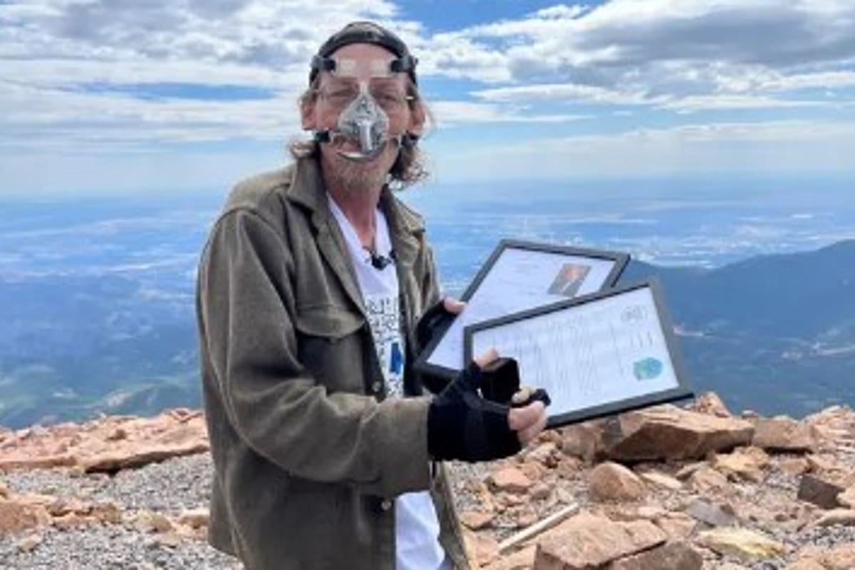 El hombre de 53 años recibió en la cima el reconocimiento del Libro Guinness de los Récords por su hazaña