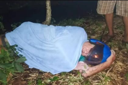 El hombre, de 78 años, fue encontrado cubierto de picaduras de mosquitos