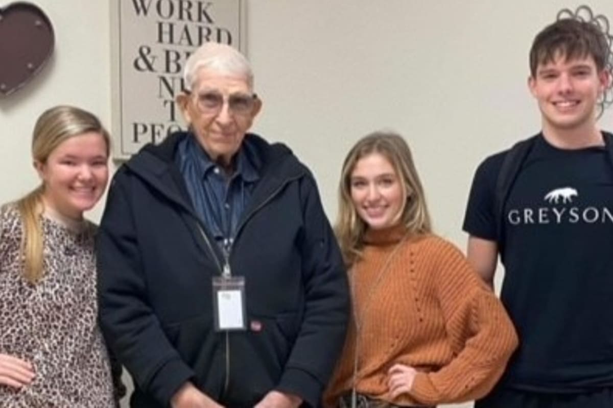 El hombre de 80 años debió volver a trabajar para pagar su alquiler; los alumnos lo ayudaron con una colecta en redes