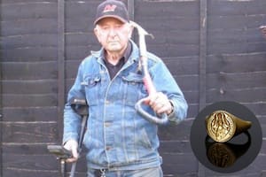 El hombre de 85 años halló el anillo en una finca y ahora compartirá las ganancias con su actual dueño