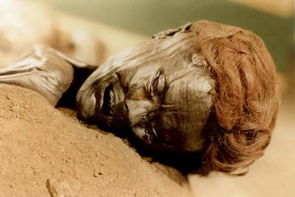 El "hombre de Grauballe" sufrió una horrenda muerte y sus restos quedaron conservados en una turba por más de dos milenios