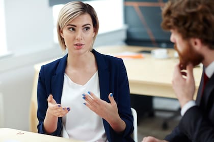 El hombre de la sala no es necesariamente el que más sabe del tema: dale el lugar a las mujeres para que se escuche su voz