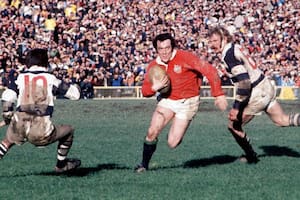 El hombre de las caderas prodigiosas dejando rivales por el camino: un sello de Phil Bennett