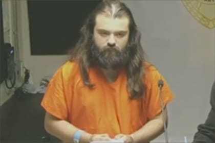 El hombre de origen latino que trabajaba en un hotel de Trump está acusado de varios delitos graves por el fraude