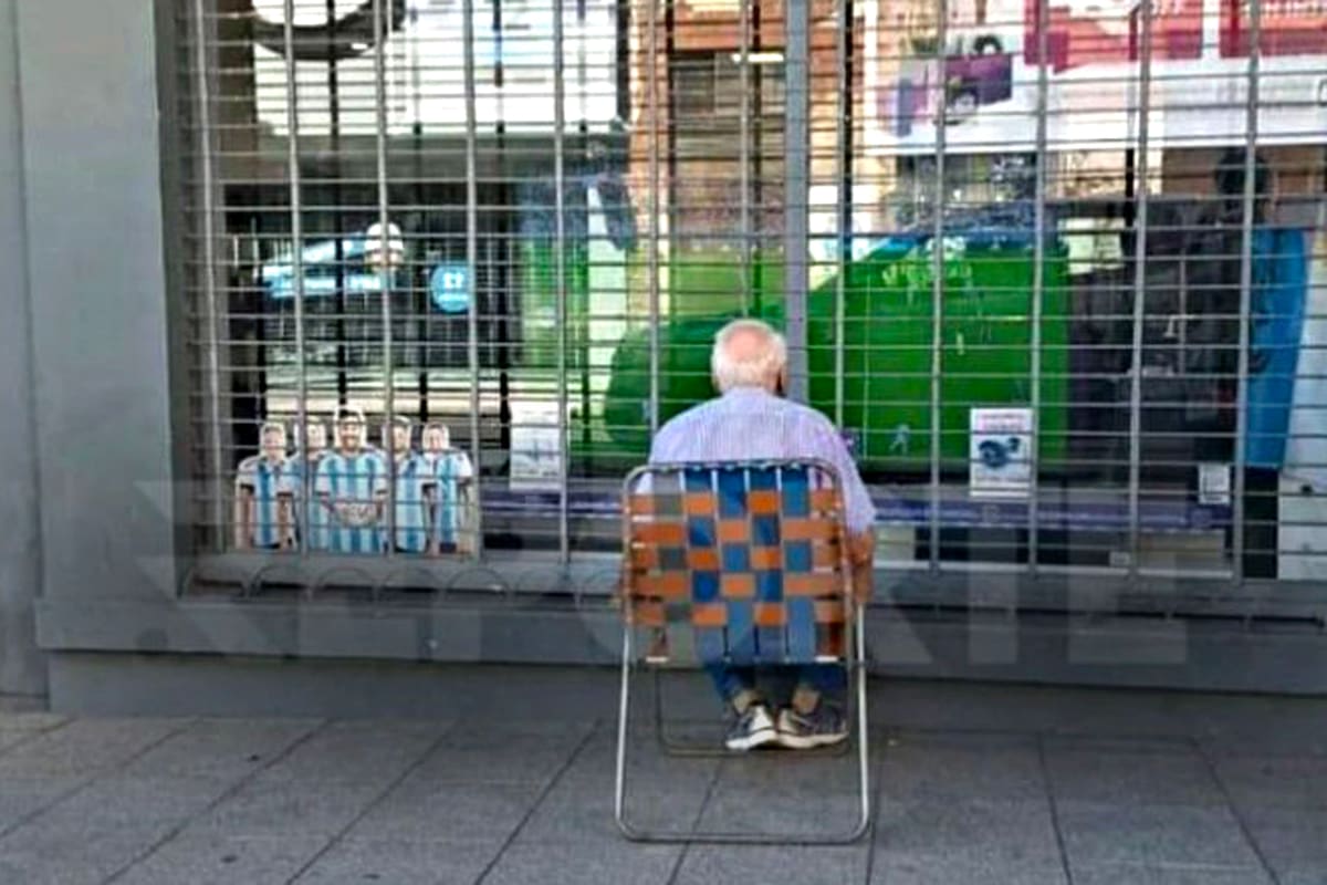 El hombre de Paraná que miró el partido de Argentina en la TV de una vidriera