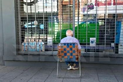 El hombre de Paraná que miró el partido de Argentina en la TV de una vidriera