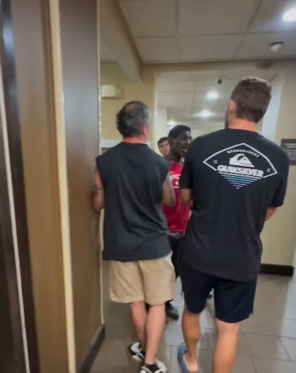El hombre de remera roja empujó a los argentinos que hacían de "barrera" para que no se acercara a la periodista
