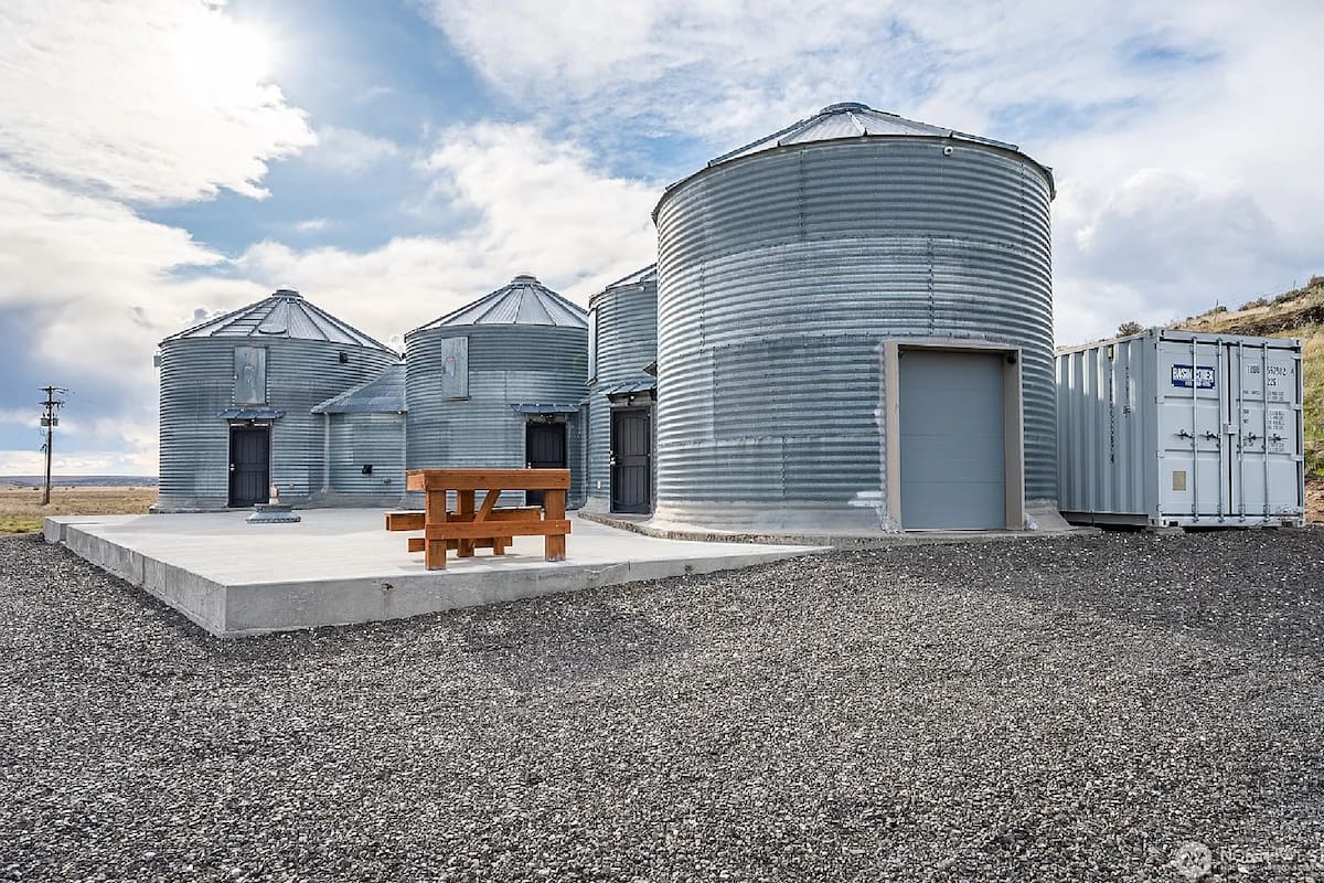 El hombre decidió utilizar lo que tenía a su alcance para crear una casa que pasara desapercibida
