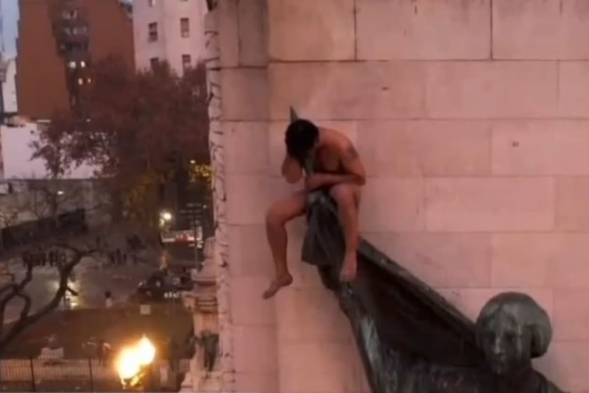El hombre desnudo en el Monumento a los dos Congresos, uno de los personajes bizarros de la jornada