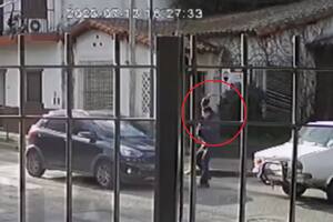 El hombre, desquiciado, comenzó a golpear repetidas veces el vidrio de la conductora con un hacha