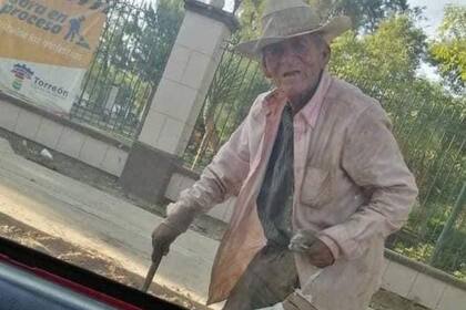 El hombre dormía en una plaza