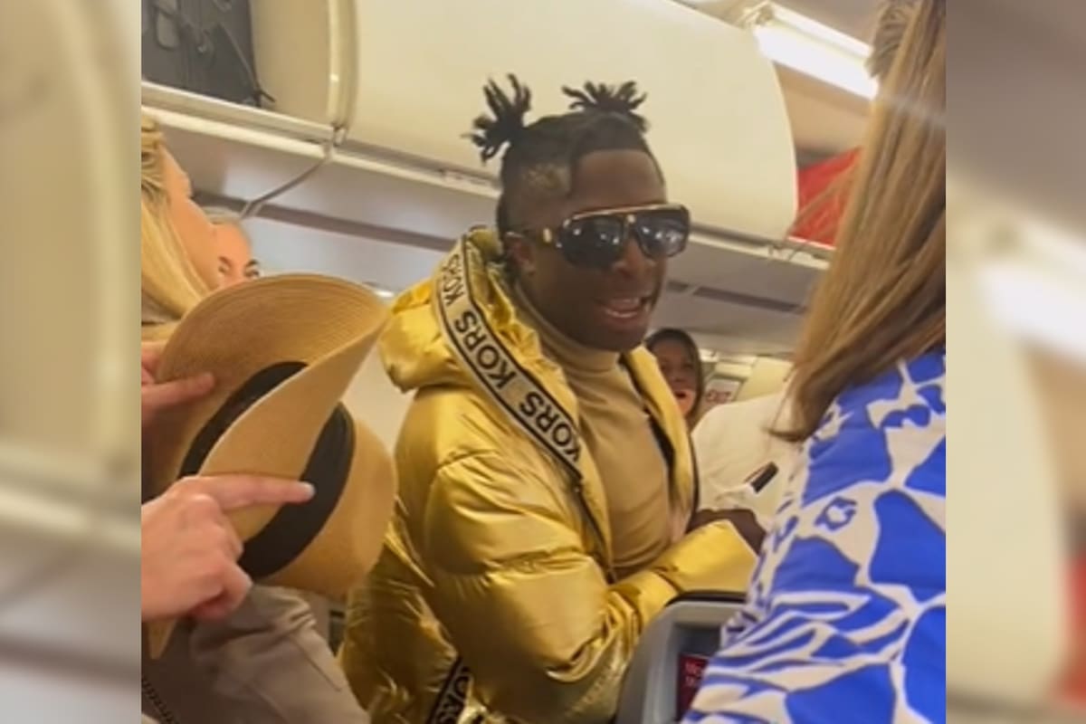 El hombre empujó a dos mujeres que estaban en el pasillo de un avión mientras aseguró que él "hacía las reglas"