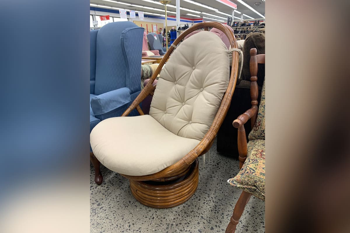 El hombre encontró esta silla y la compró por gusto; más tarde comprendió que podía hacer un buen negocio con ella