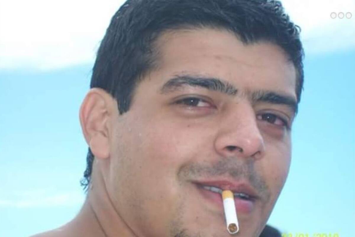 El hombre es Maximiliano José Espinillo, de 36 años. Sobre él pesa una orden de detención desde el 10 de agosto de 2018, tras la confirmación de su sentencia