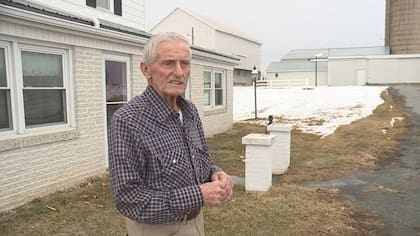 El hombre espera que en un futuro sus campos sigan creando vida
