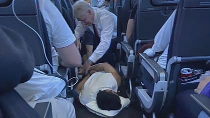 El hombre estuvo 4 horas retenido en el pasillo de la aeronave que volaba de Bali a Melbourne