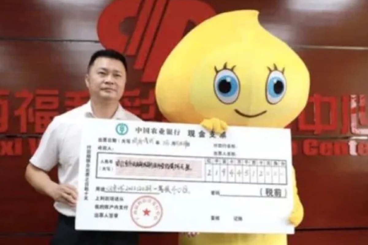 El hombre fue a cobrar el premio de la lotería disfrazado de una caricatura