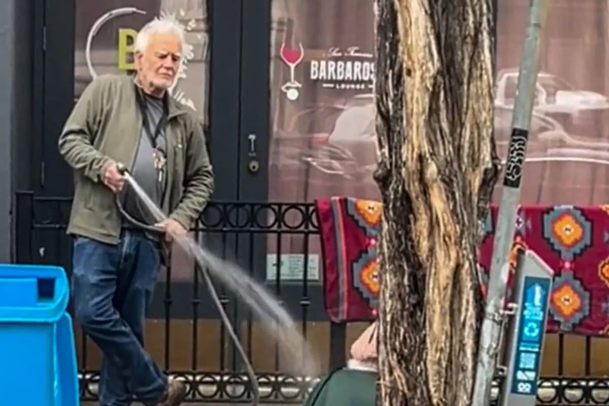 El hombre fue arrestado después de haber mojado a una persona sin hogar, en San Francisco, California