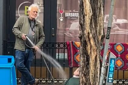 El hombre fue arrestado después de haber mojado a una persona sin hogar, en San Francisco, California