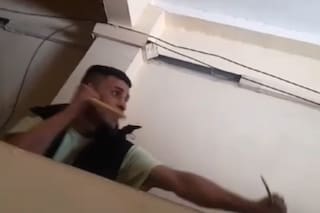 Un hombre atacó a dos policías con un machete y fue reducido con una pistola Taser