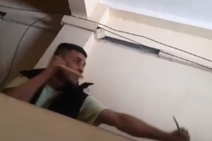 El hombre fue atendido por el SAME tras la descarga. Foto: captura