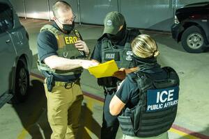 El hombre fue detenido en la ciudad de Nueva York durante un registro programado en una oficina del Servicio de Inmigración y Control de Aduanas