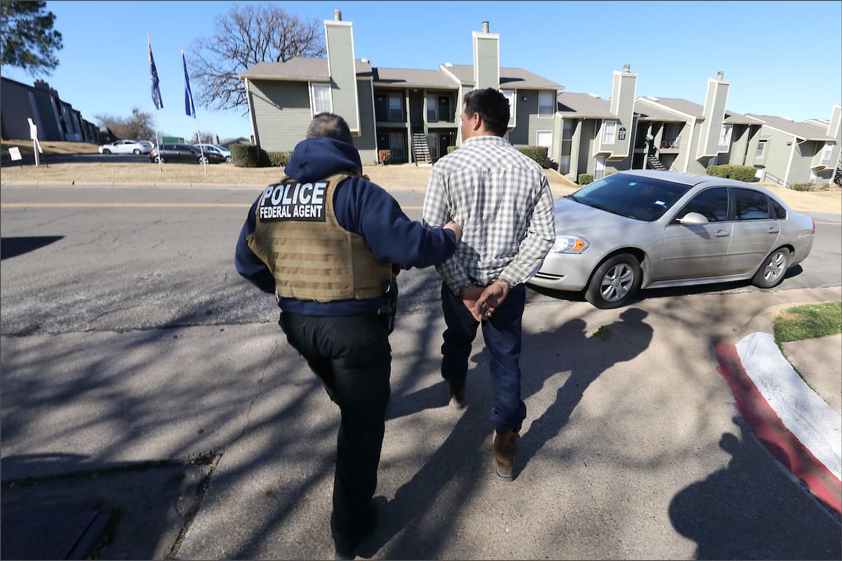 El hombre fue detenido por el ICE y una mujer pensó que le había robado un cargamento de 400 roles de canela