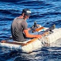 La impactante foto de un migrante cubano sobre una pequeña balsa improvisada