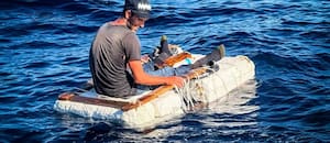 La impactante foto de un migrante cubano sobre una pequeña balsa improvisada